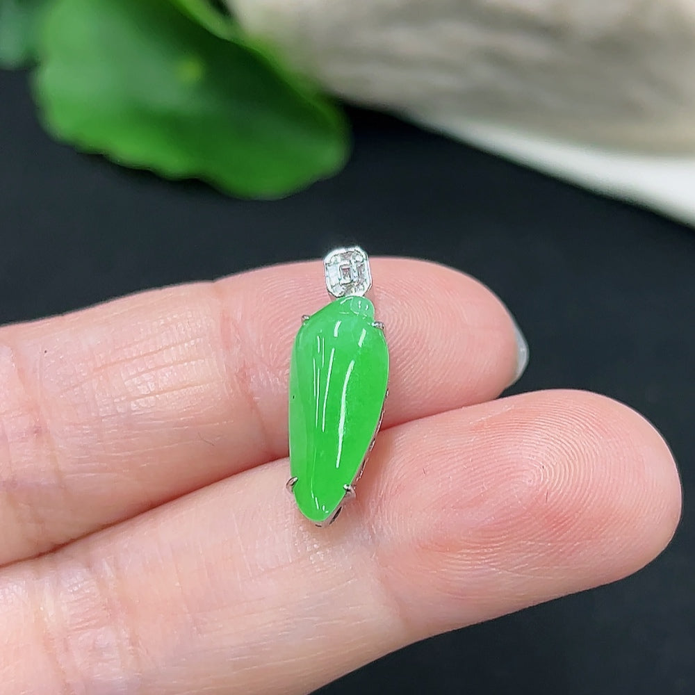 Jadeite Pendant with 18K Gold Setting (with Diamond Accents)