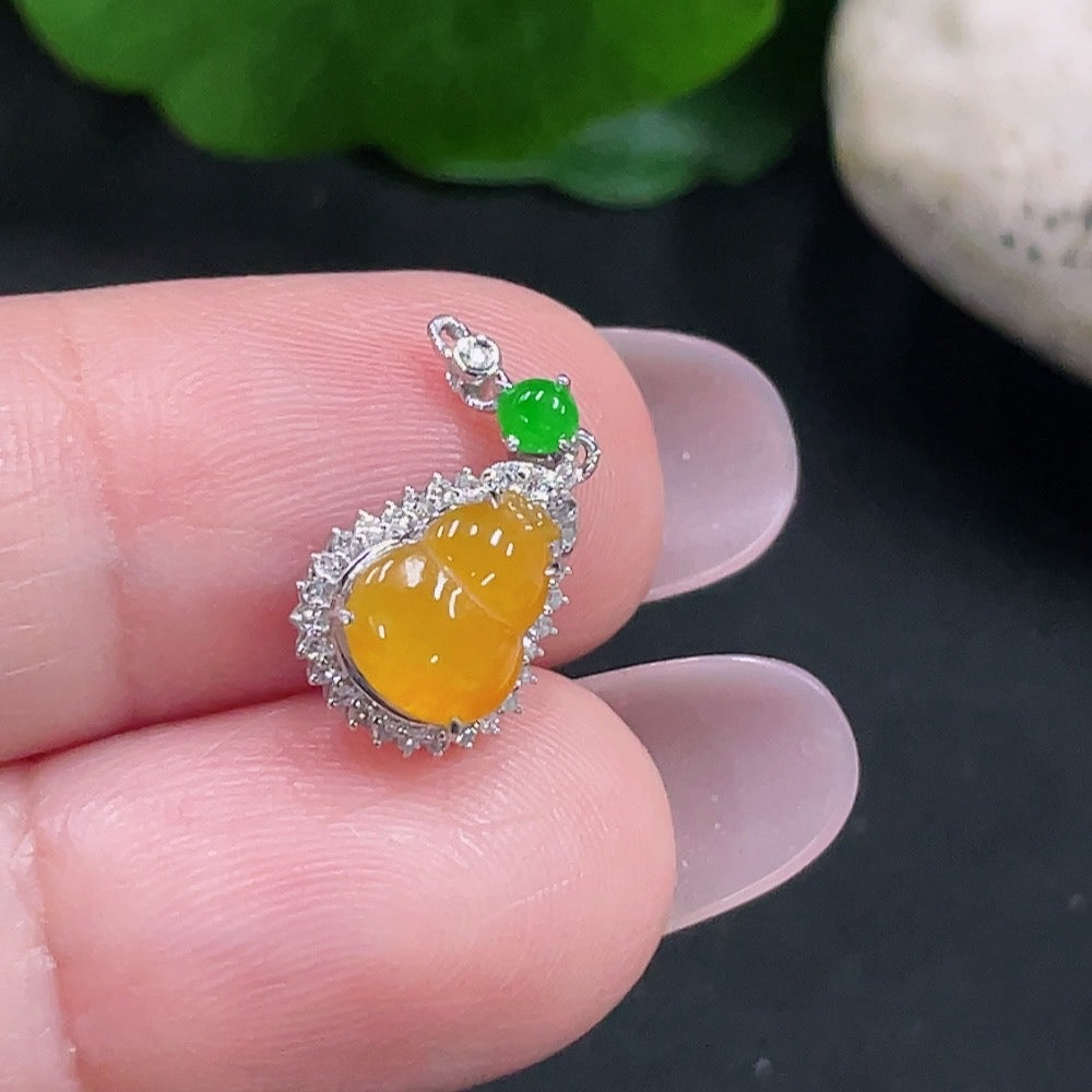 Jadeite Gourd Inlaid Pendant Unmarked, 18K Gold Content, Total Weight Approx. 0.7g (With Diamond Accents)