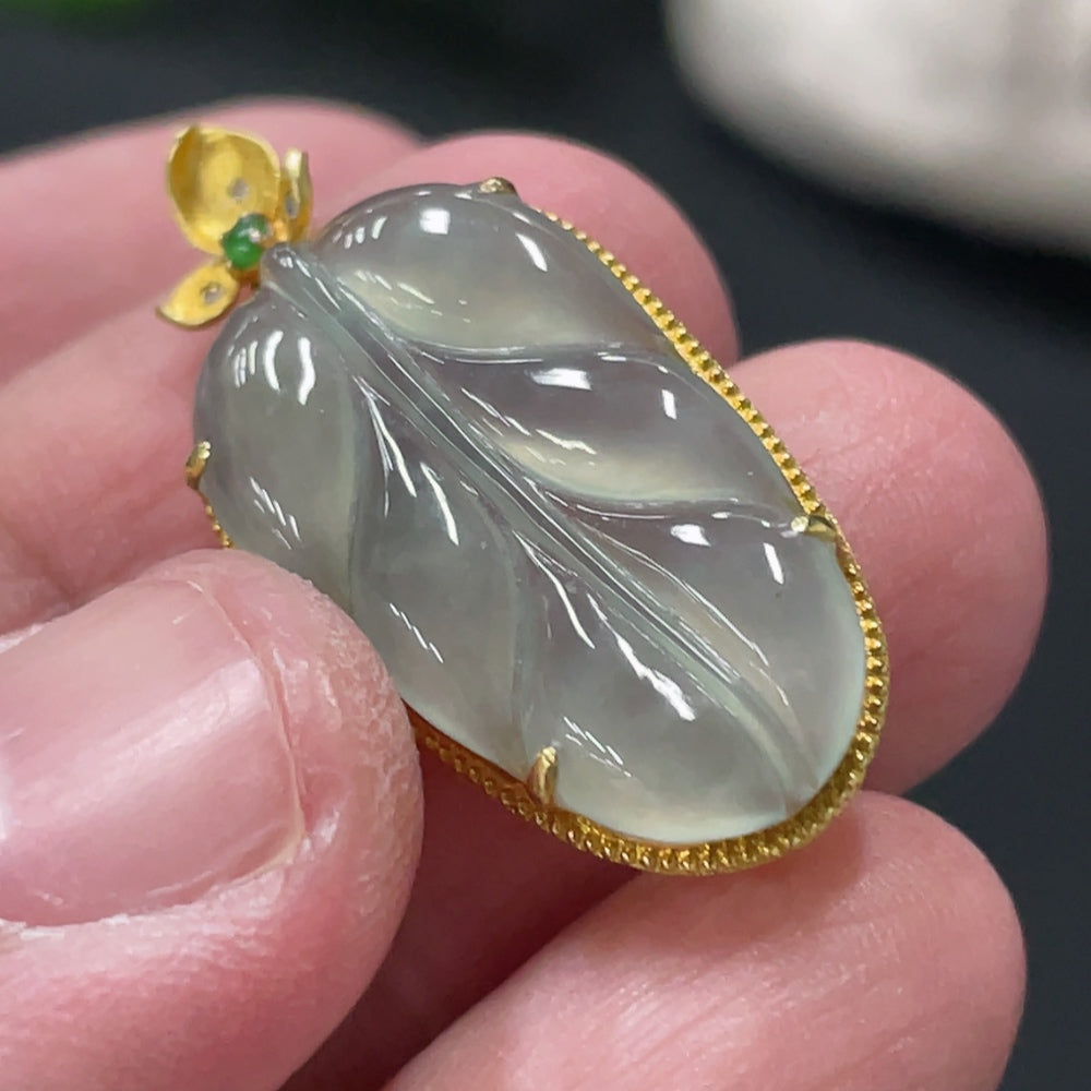 Jadeite Leaf Pendant with 18K Gold Inlay, Total Weight Approx. 2.76g
