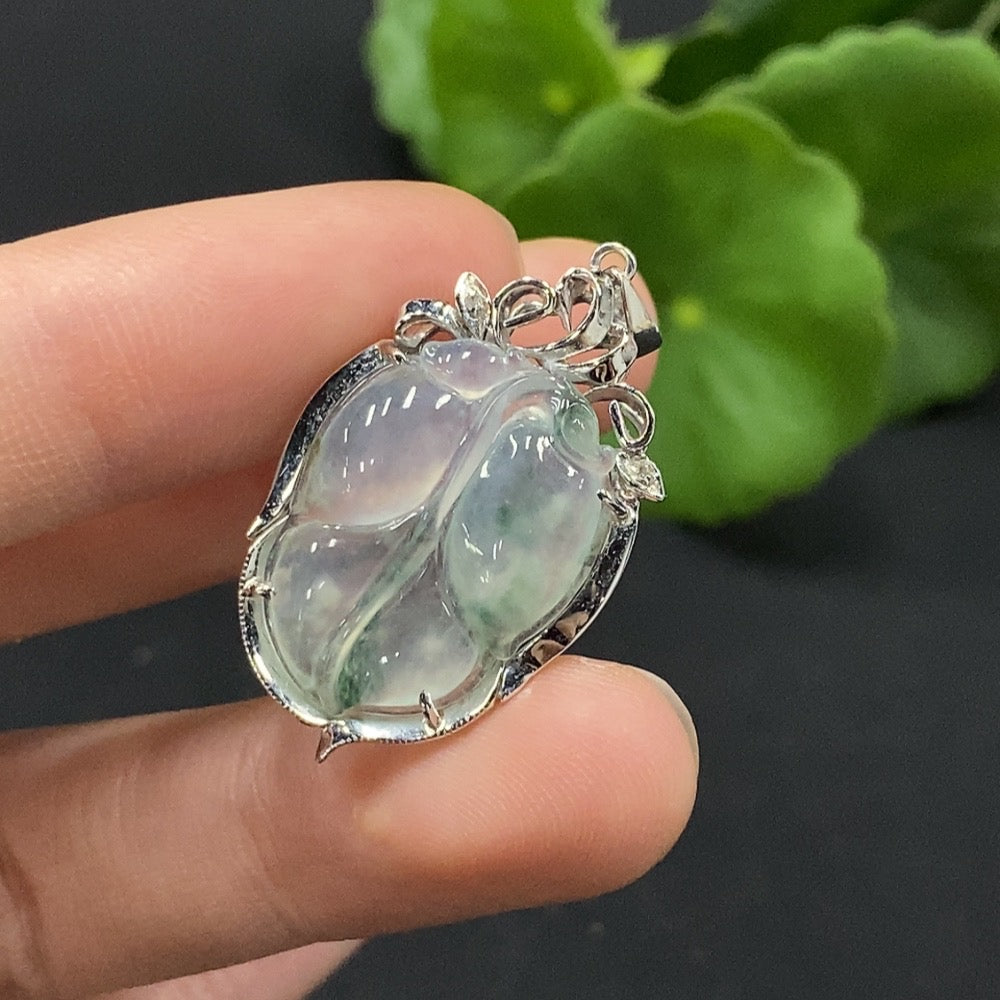 Jadeite leaf pendant in 18K gold, featuring a detailed green jade leaf design, weighs approximately 3.34 grams.