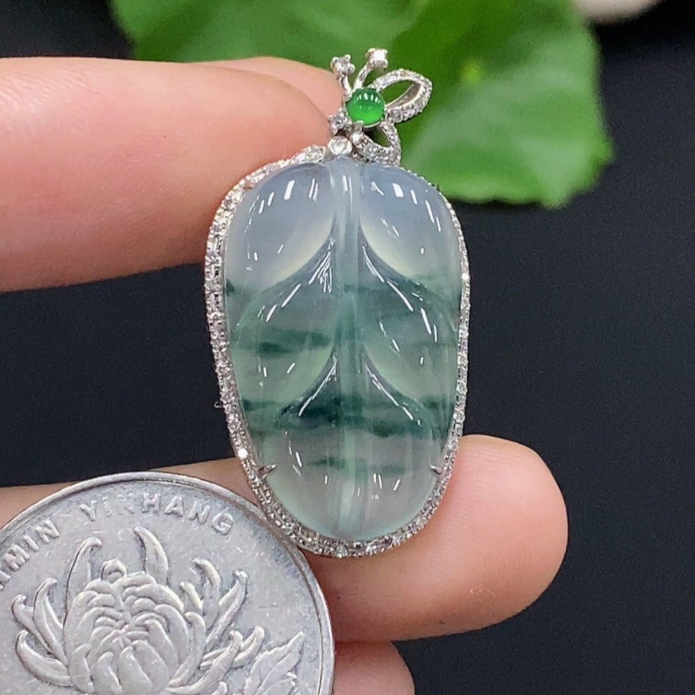 Jadeite leaf inlaid pendant 18K gold, total weight approx. 3.94g