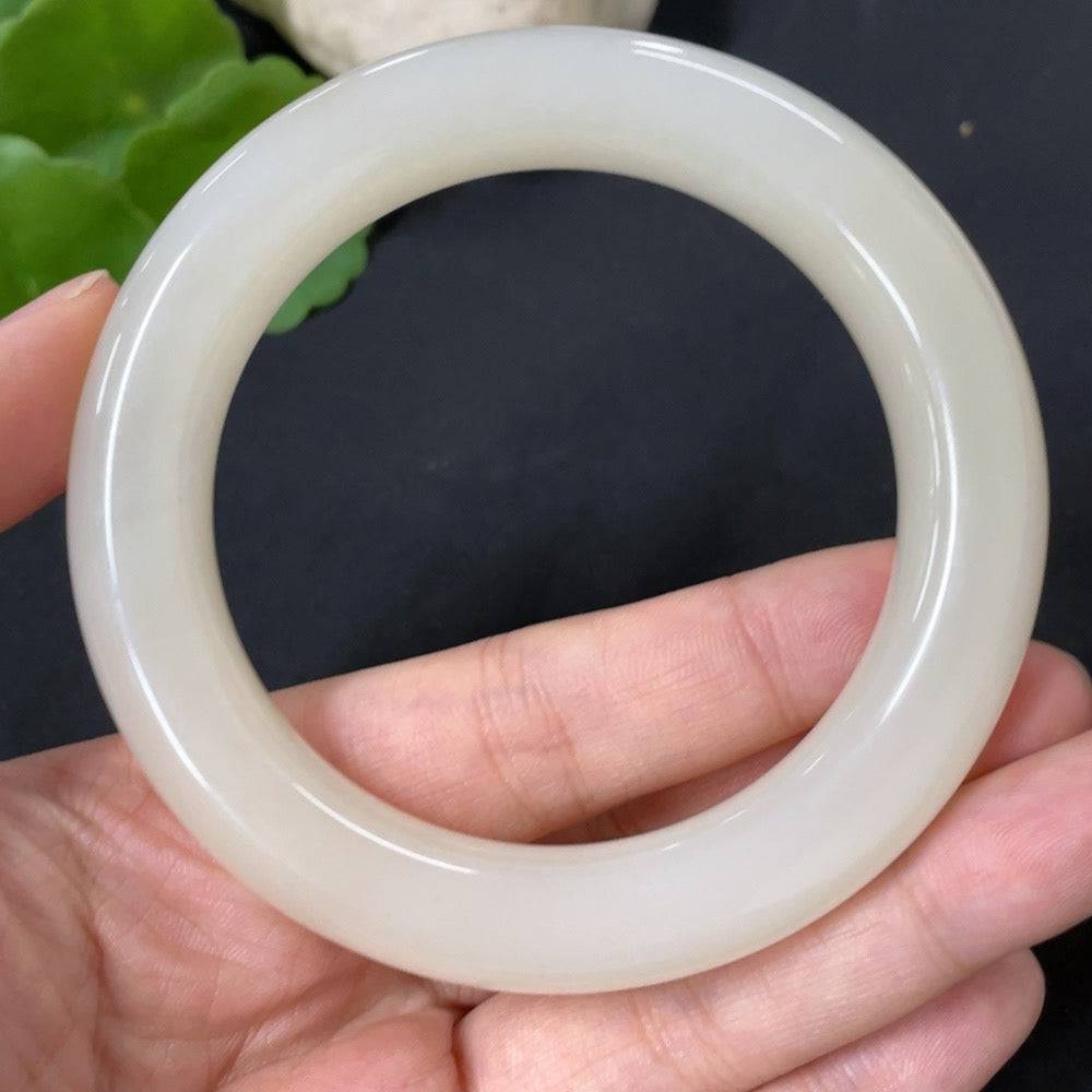 Hetian jade round bangle by HUILIU HQ, size 58.3, with a total weight of 74.7g, featuring smooth polished surface and rich jade color.