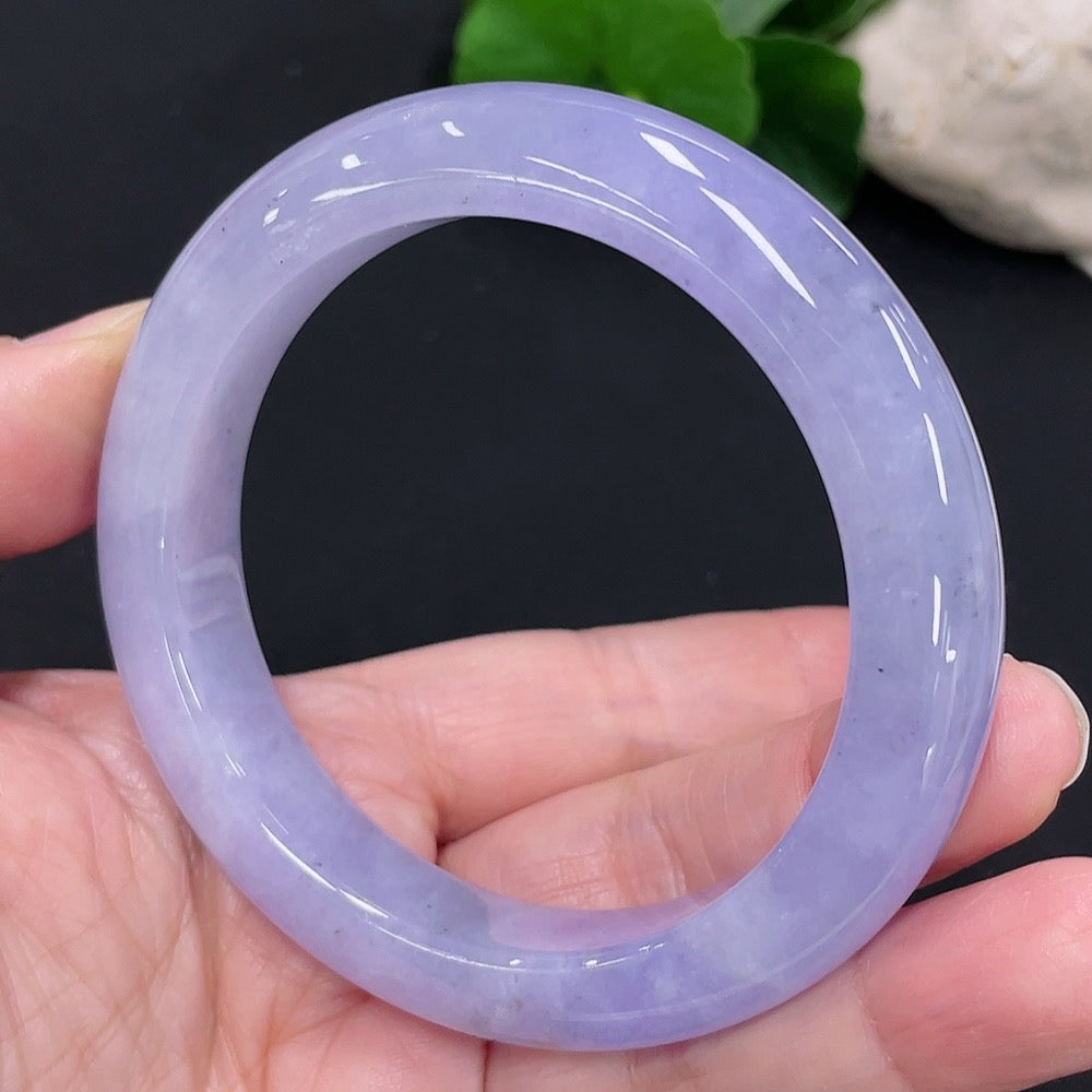HUILIU HQ jadeite round bangle, size 55.8, weighing approximately 63g, showcasing smooth, polished jade surface and rounded shape.