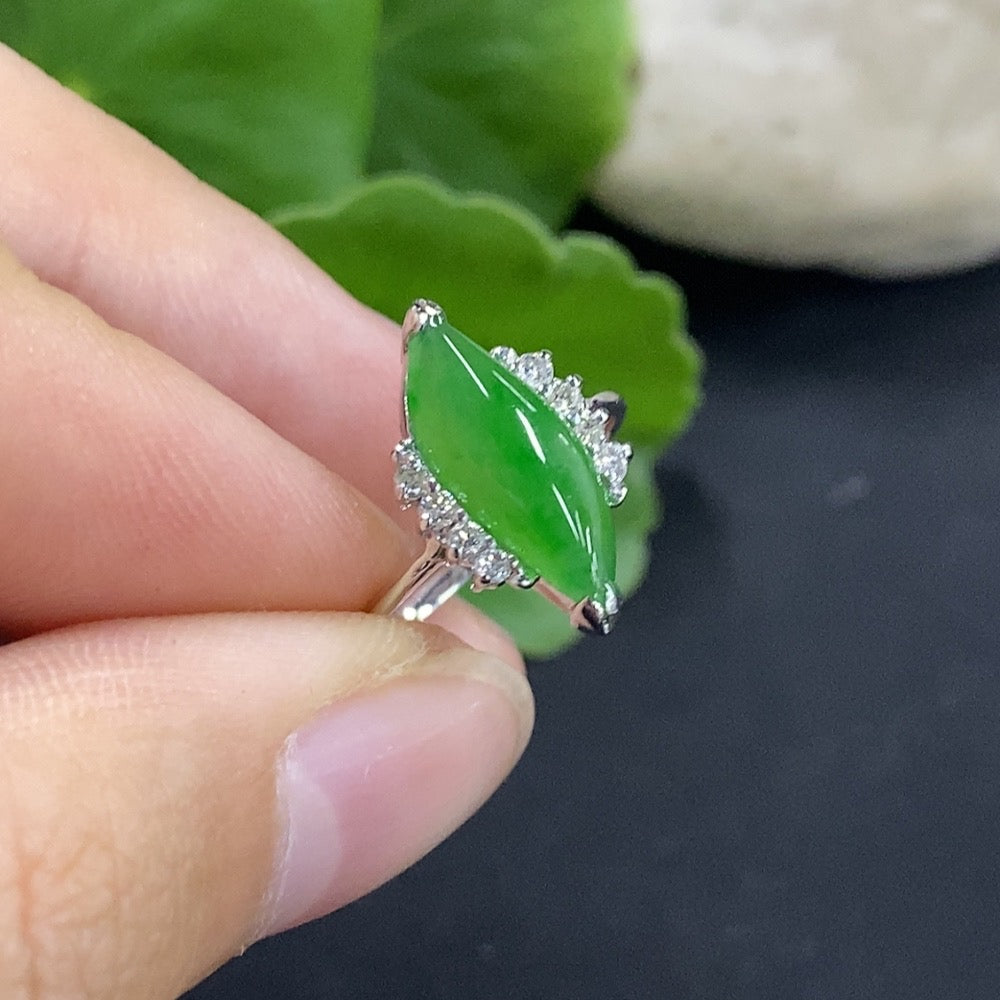 Jadeite inlaid ring with 58% gold and diamond accents, size 10, total weight approximately 2.5g