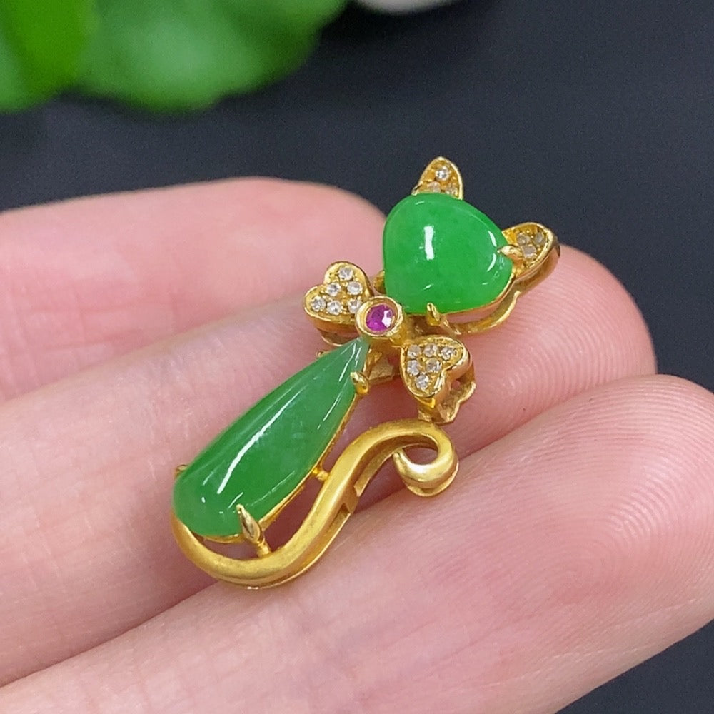 Jadeite pendant in 18K gold with diamond accents, elegant necklace featuring a polished green jade stone and sparkling details.