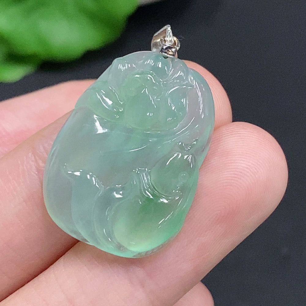 Jadeite Year-after-Year Abundance Pendant with 18K Gold Clasp, Total Weight Approximately 4.8 Grams