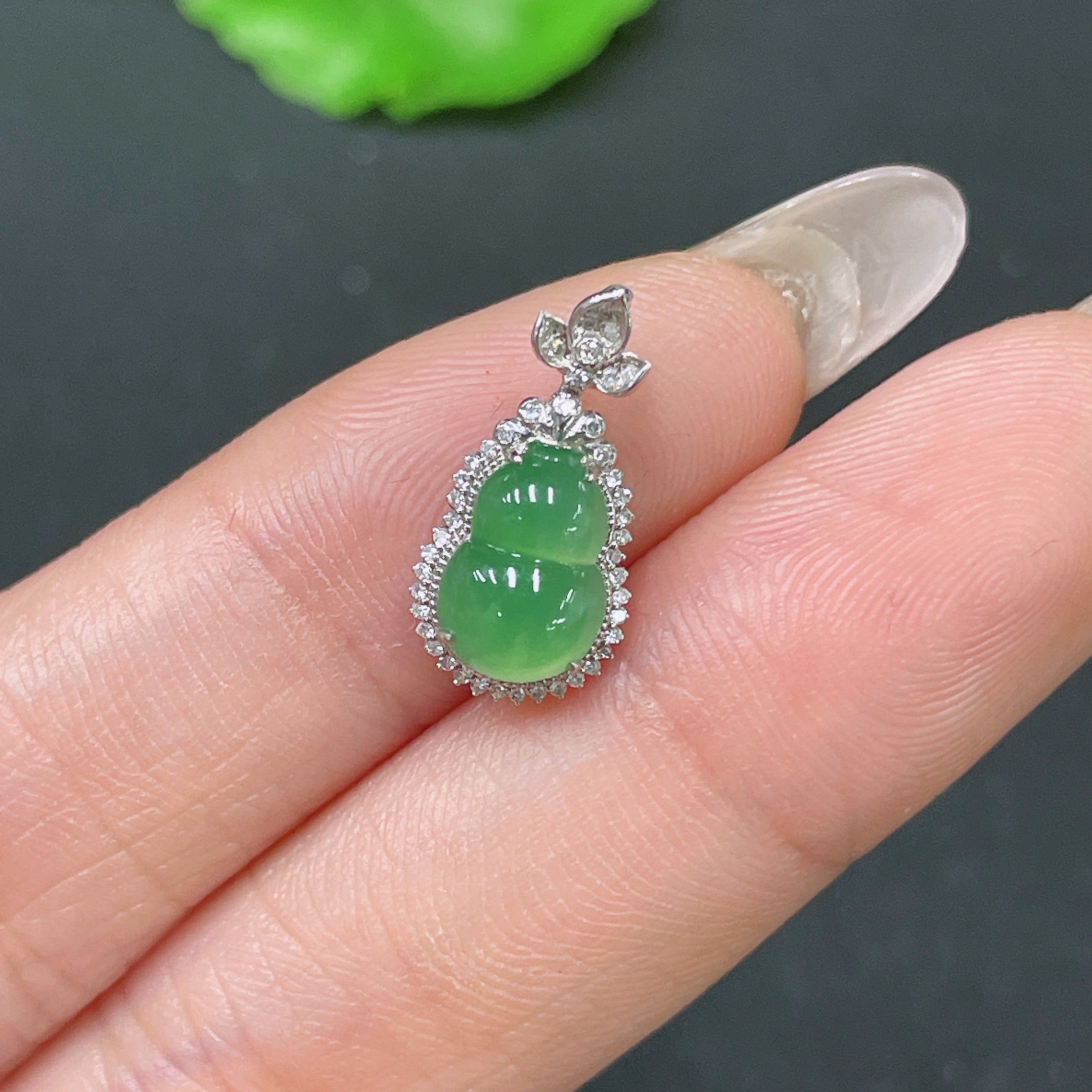 Jadeite gourd pendant with 18k gold and diamond inlays, crafted by HUILIU HQ, weighing approximately 0.91g.