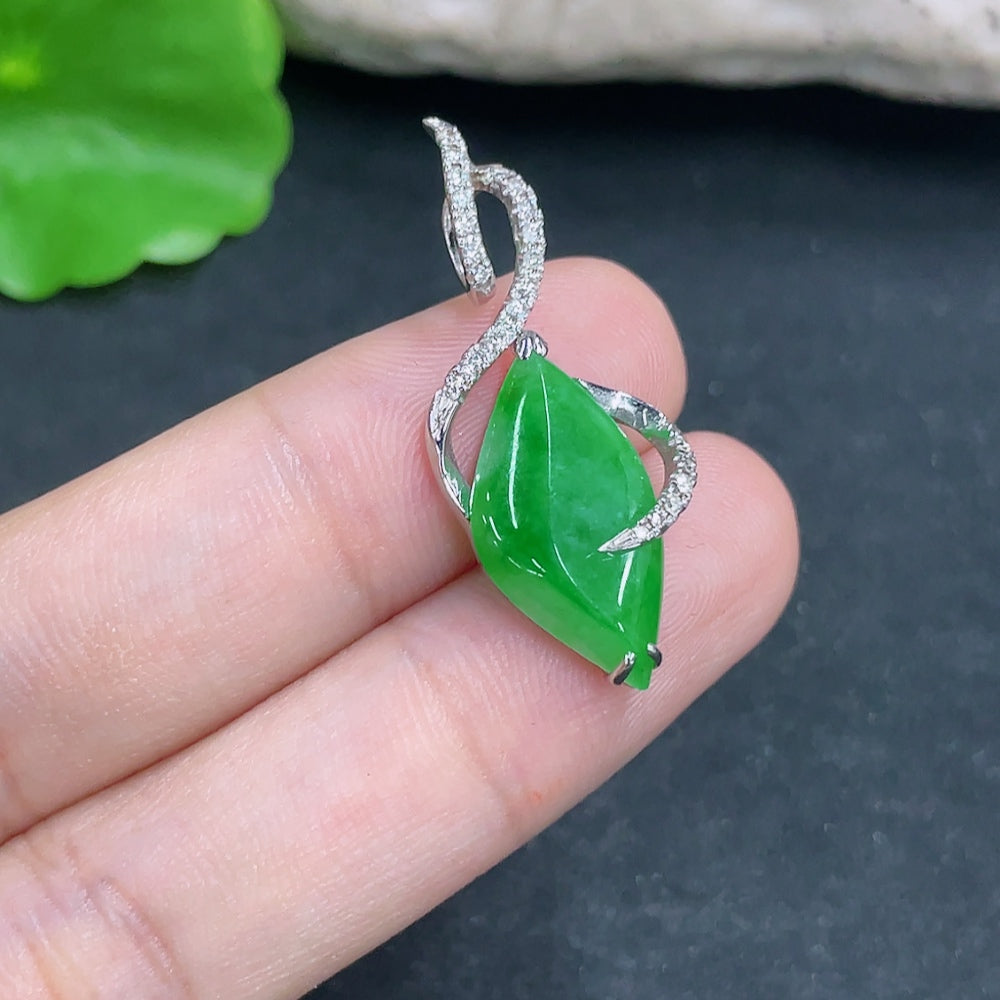 Jadeite Pendant 18K Gold with Diamond Accent