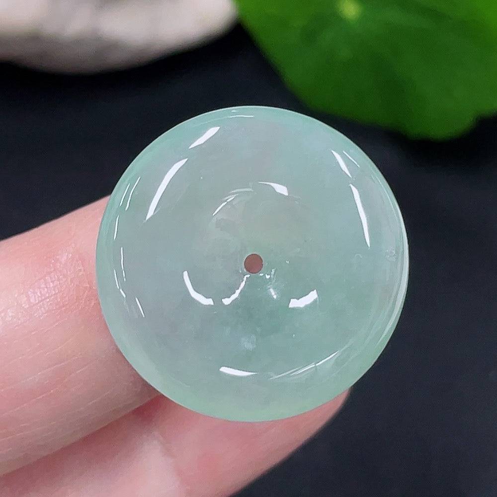 Jadeite Peace Knot pendant from HUILIU HQ, featuring a carved jade design with a total weight of 6.1 grams.