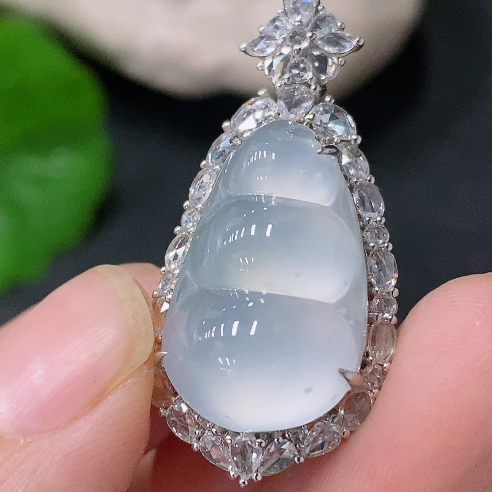 Jadeite mung bean pendant from HUILIU HQ featuring 18k gold and diamond accents, weighs approximately 6.25g.