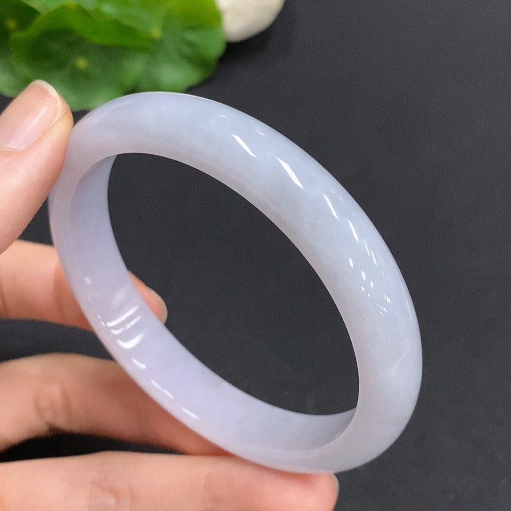 Huiliu certified jadeite round bangle with smooth polished surface and natural green hue, showcasing elegant jewelry craftsmanship.