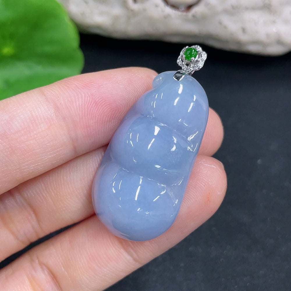 Jadeite Lucky Bean Pendant 18k
