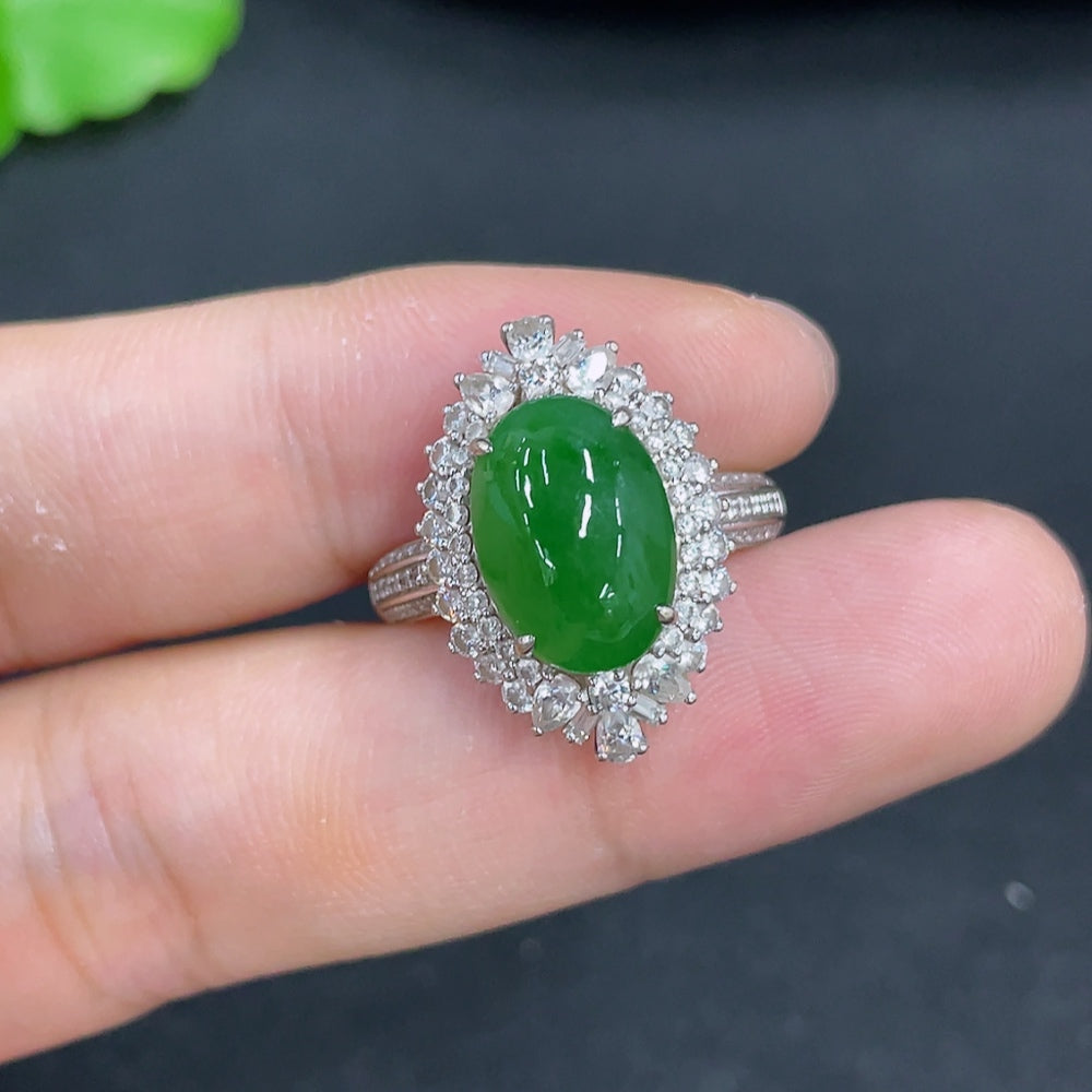 Elegant jadeite ring in 18k gold, non-diamond design, weighing approximately 5.7g, size 14, crafted by HKHQ.