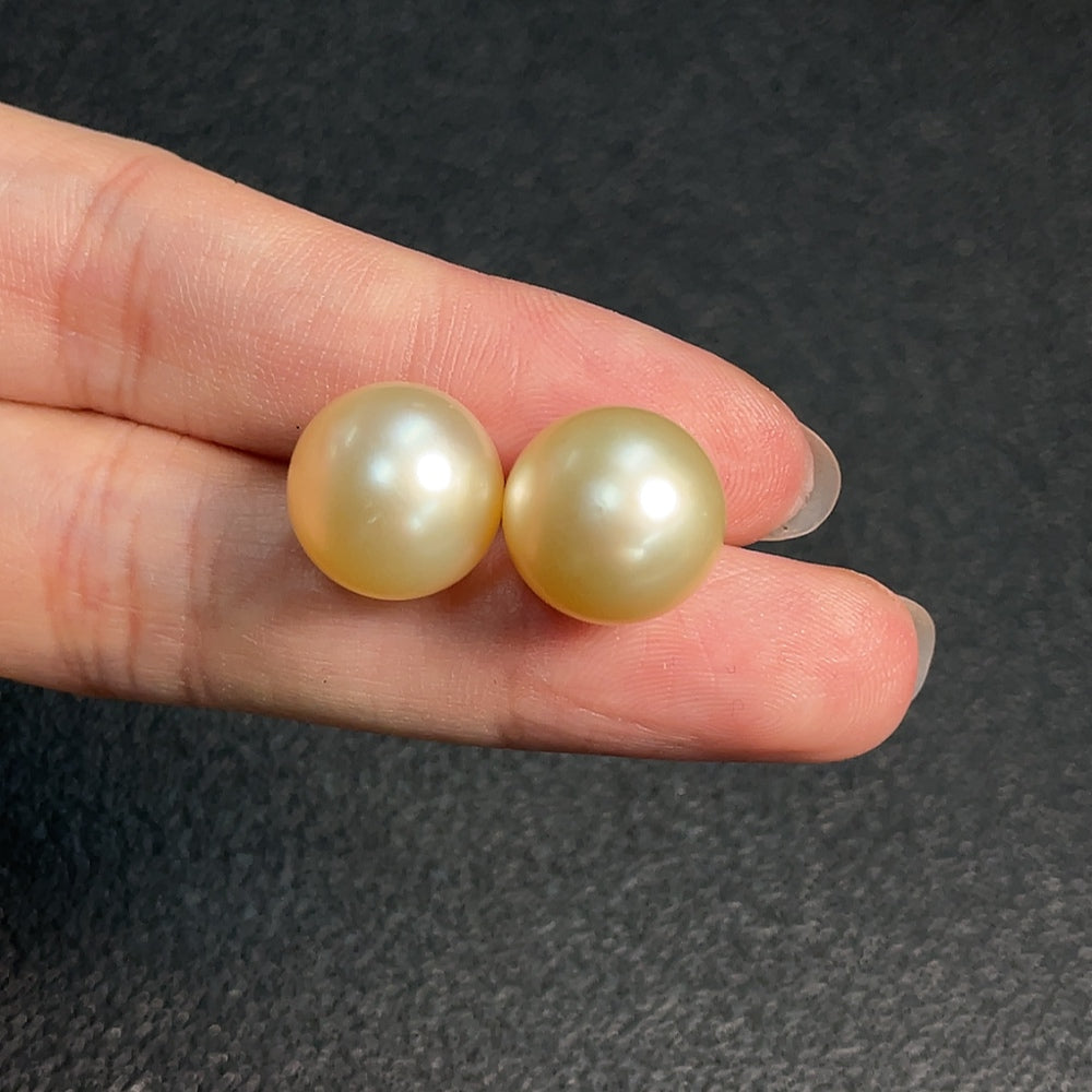18k seawater pearl earrings, color origin undetermined, total weight approximately 5.84g, size about 12.3mm