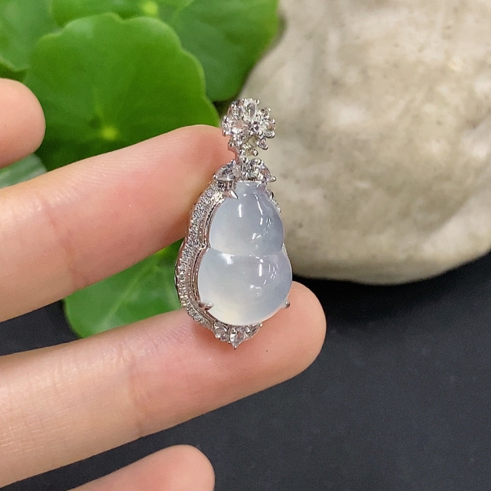 Jadeite Pendant Gourd 18K Gold Inlaid with Diamonds Only Minimum Total Weight Approx. 3.86g