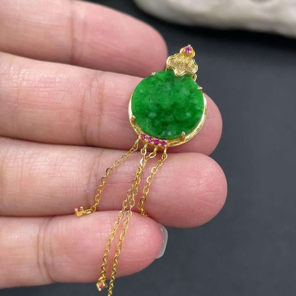 Colgante liso de jadeíta con engaste de oro de 18k, peso total aprox. 1.85g