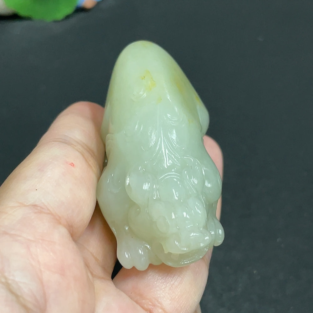 하티안 옥 펜던트 - 길상수, 총 중량 약 95.9g, 피부색 출처 미확인