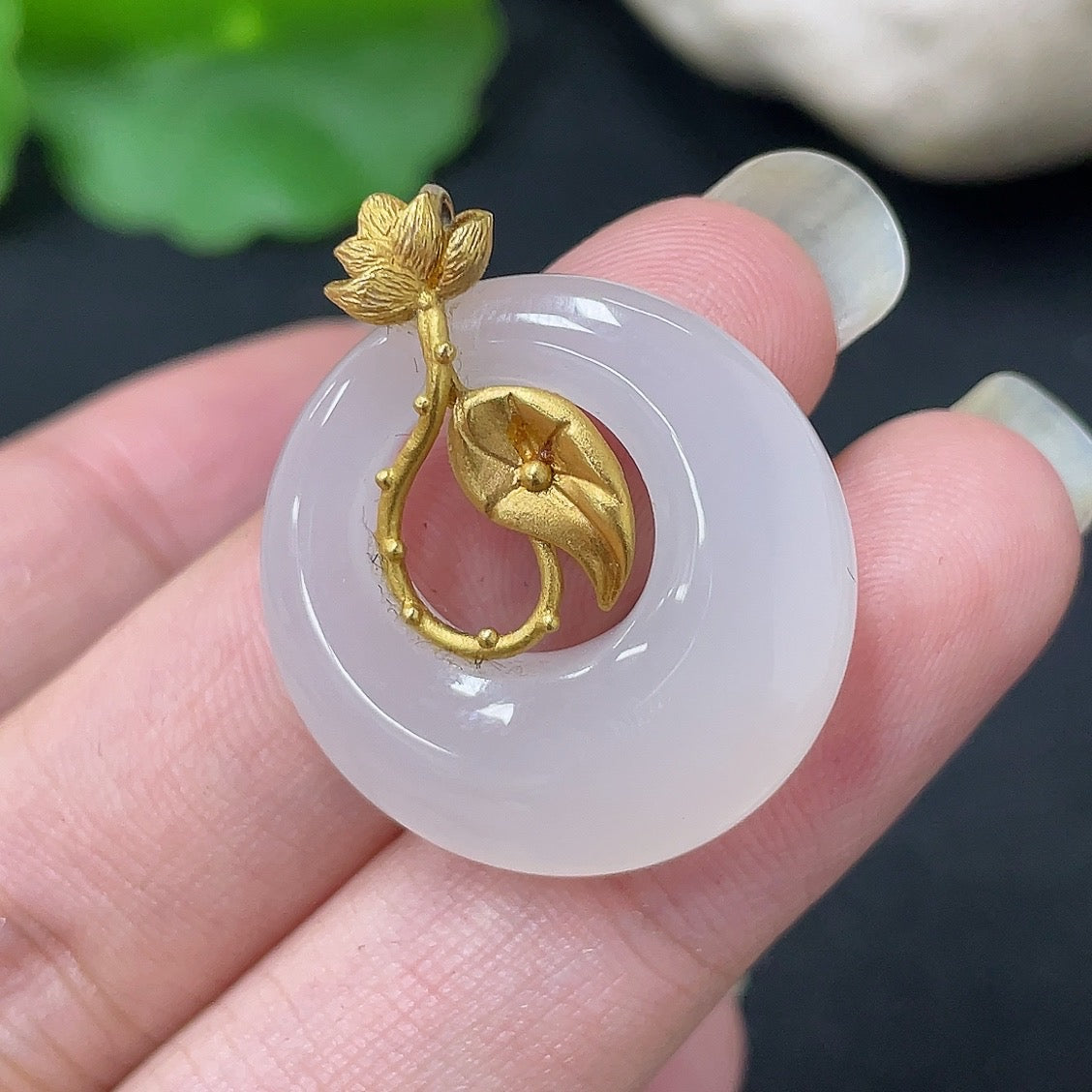Hetian jade inlaid pendant necklace with 18K gold setting, weighing approximately 5.6g, crafted by HKHQ.