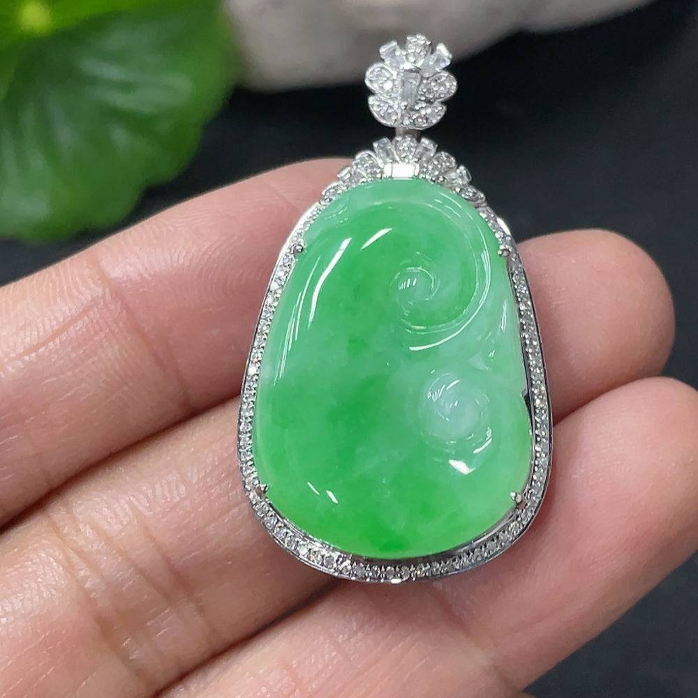 Jadeite Ruyi pendant in 18k gold with diamond inlay, crafted by HUILIU HQ, featuring intricate jade and gold detailing.