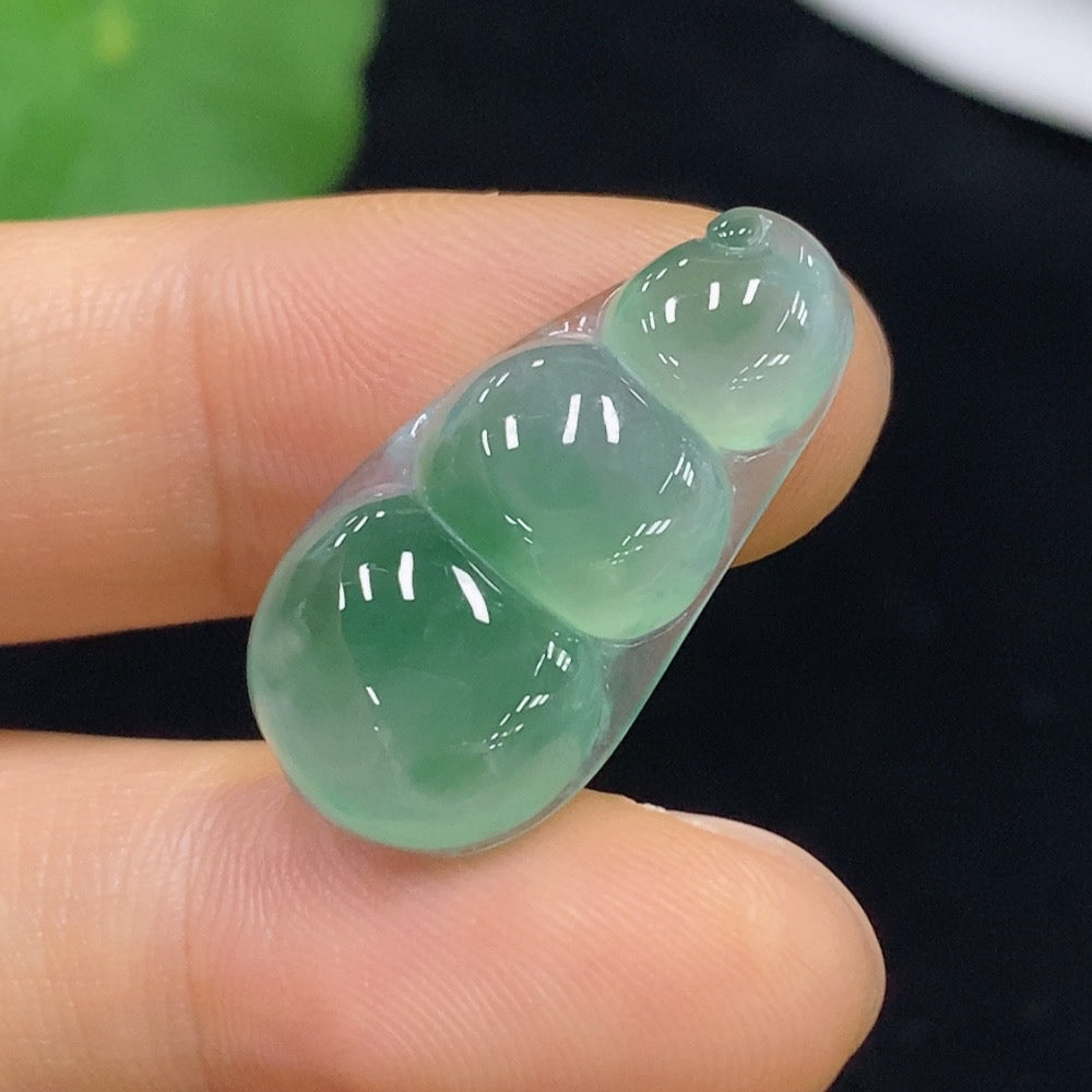 Jadeite auspicious bean inlay piece from HUILIU HQ, weighing about 3.13g, showcasing smooth jade surface and intricate inlay details.