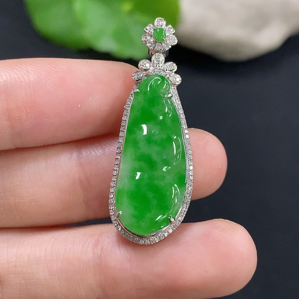 Jadeite bean inlay pendant with 18k gold setting and diamond accents, weighing approximately 4.1g, from HKHQ.