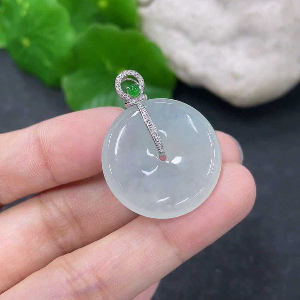 Jadeite pendant with peace knot design, 18k gold and diamond inlay, crafted by HKHQ, weighs approximately 5.66 grams.
