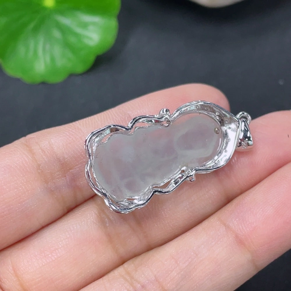 Jadeite Inlaid Guanyin Pendant 18k Non-Diamond (Too Small to Confirm) Total Weight Approx. 4.23g