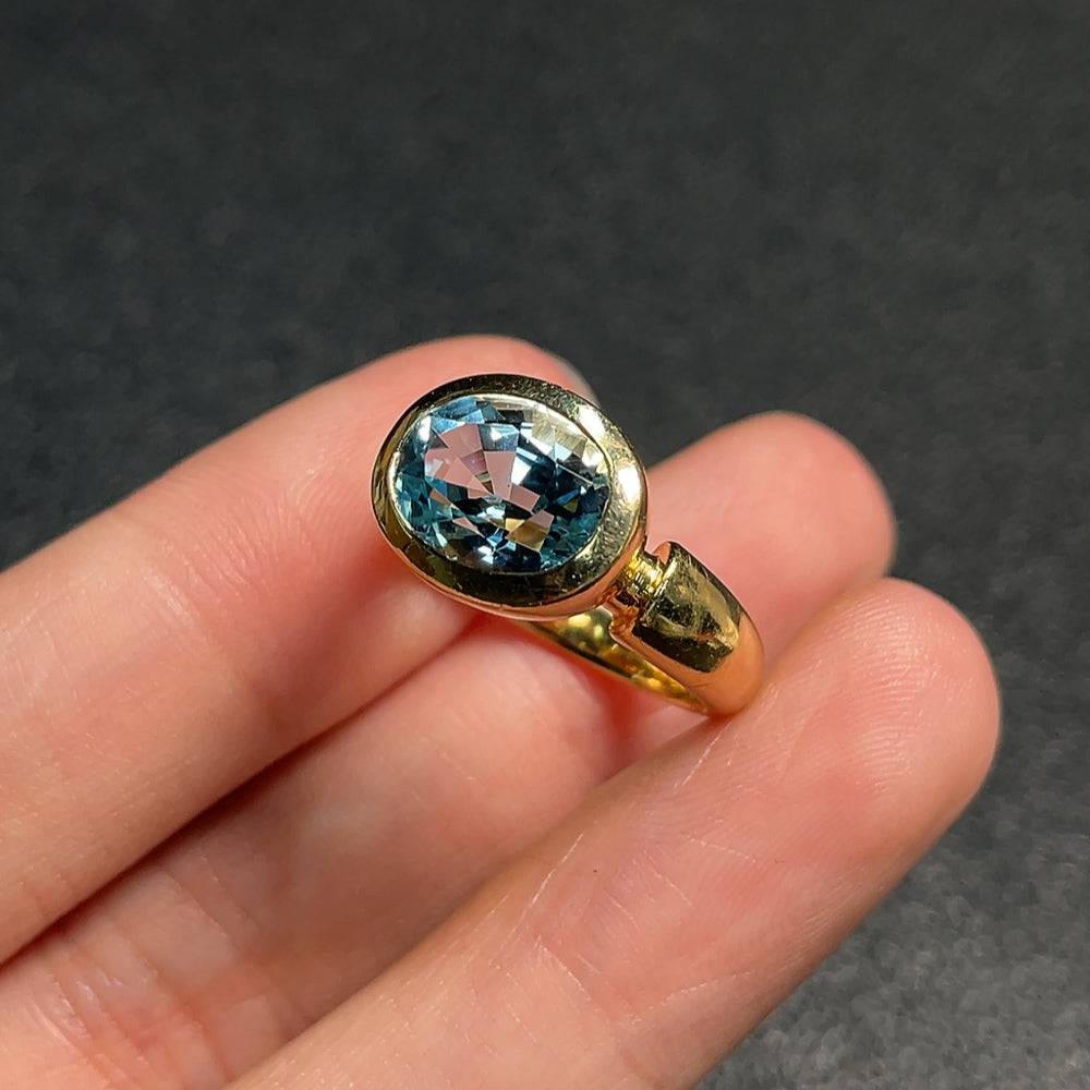 Gold Topaz ring with a gemstone setting, size 9, HUILIU HQ brand, 6.21g weight, gold content Au 74%