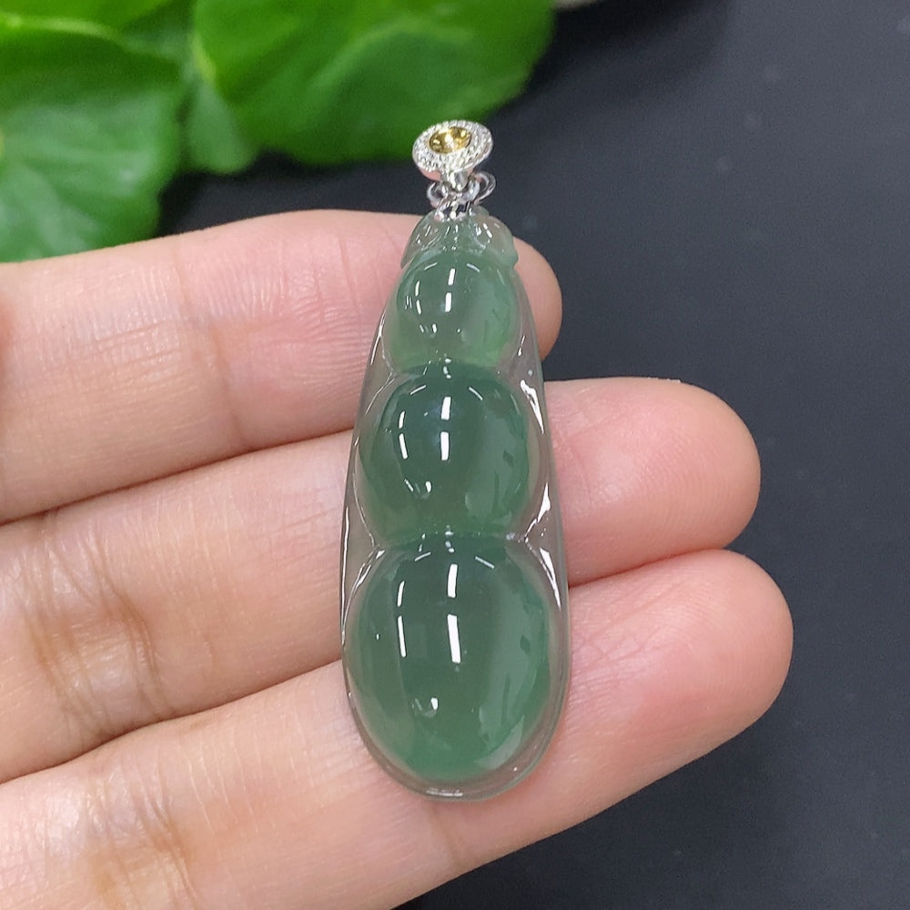 Jadeite Lucky Bean Pendant with 18K Gold Clasp, Total Weight Approximately 5.6g