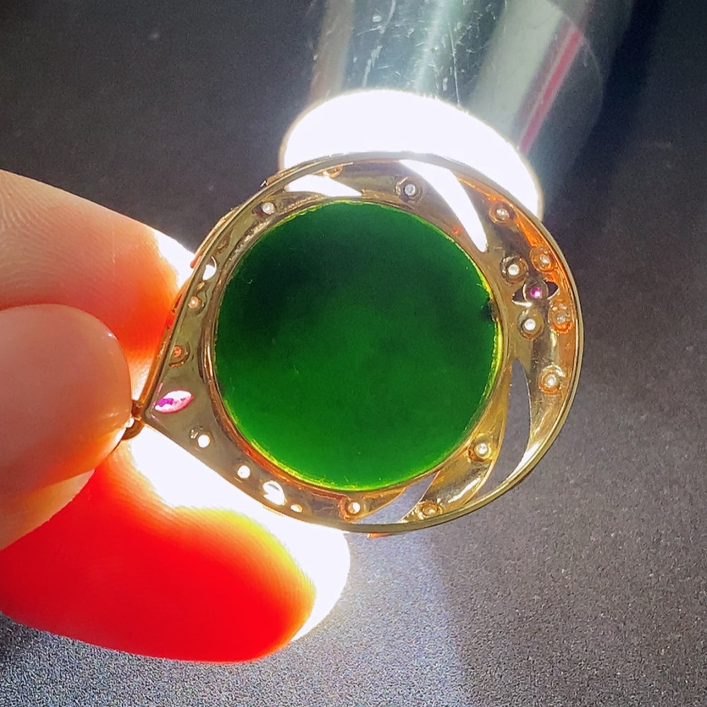 HUILIU HQ jadeite plain pendant with 18k diamond accents, colorless, weighing approximately 4.53g, showcasing elegant craftsmanship.