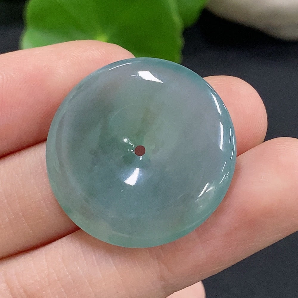 Jadeite Peace Knot pendant from HKHQ, featuring a beautifully carved jade pendant weighing approximately 6.43g.