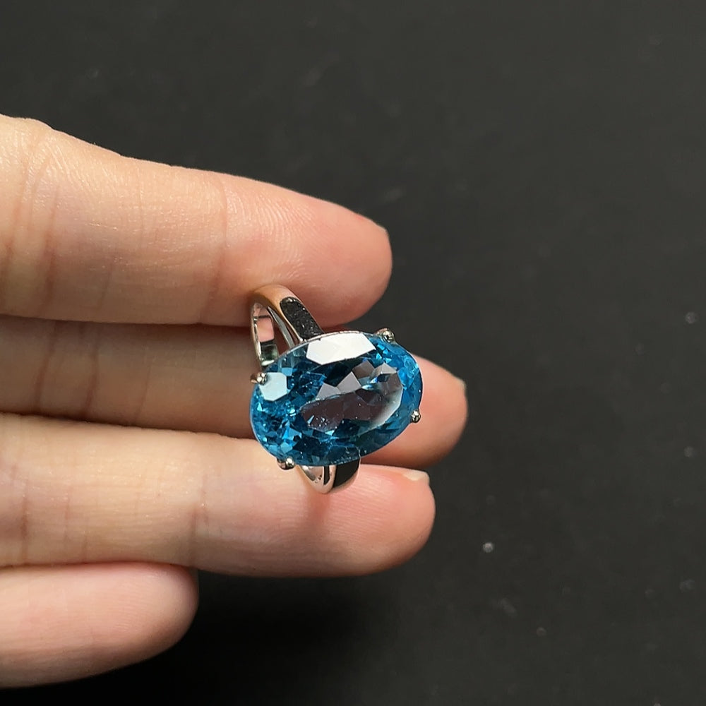 Topaz ring, color origin undetermined, 18K gold
