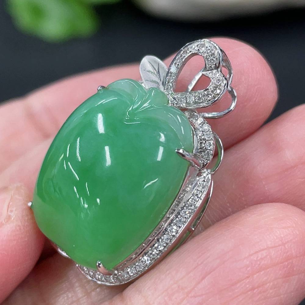 HUILIU HQ Jadeite apple pendant set with diamond accents, featuring a polished jadeite pendant and sparkling diamond details.