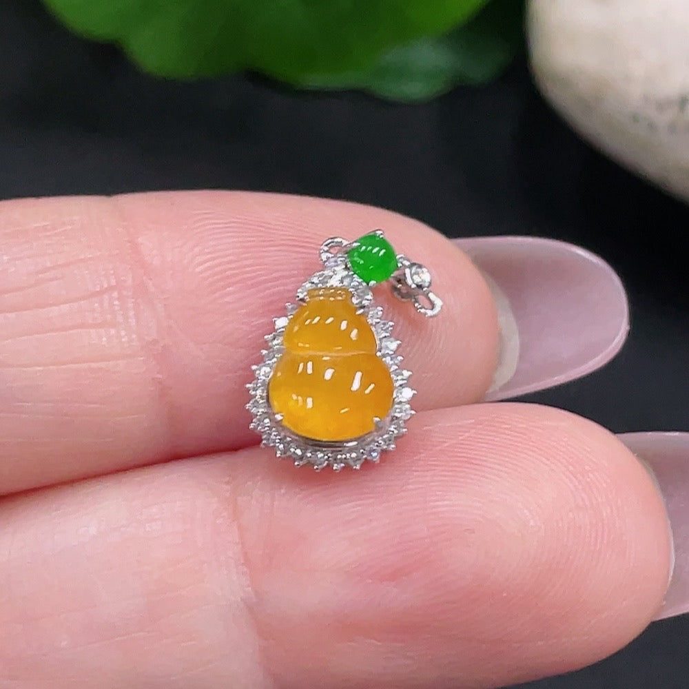 Jadeite Gourd Inlaid Pendant Unmarked, 18K Gold Content, Total Weight Approx. 0.7g (With Diamond Accents)