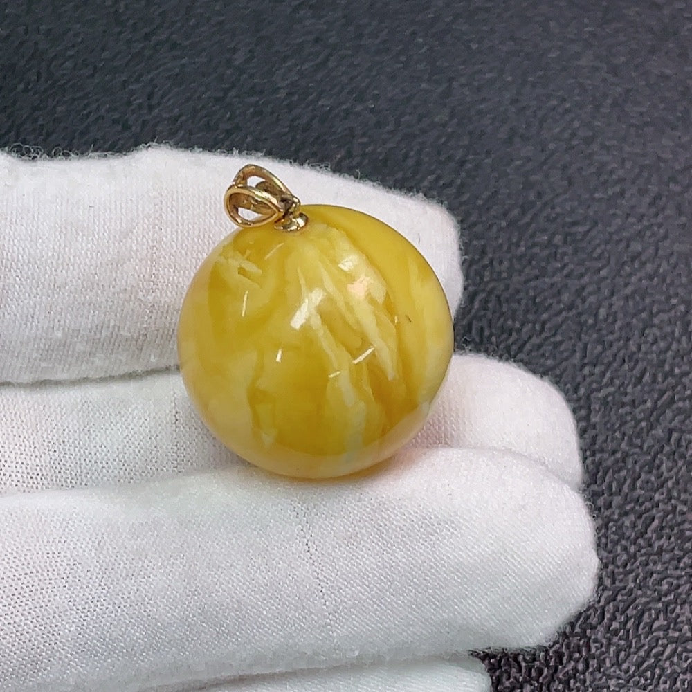 18K Amber Pendant, Total Weight Approx. 8.36g, Size About 24.1mm