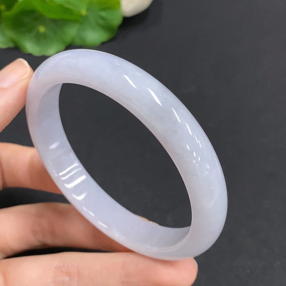 Brazalete redondo de jadeíta, peso total aprox. 47.8g, tamaño 60