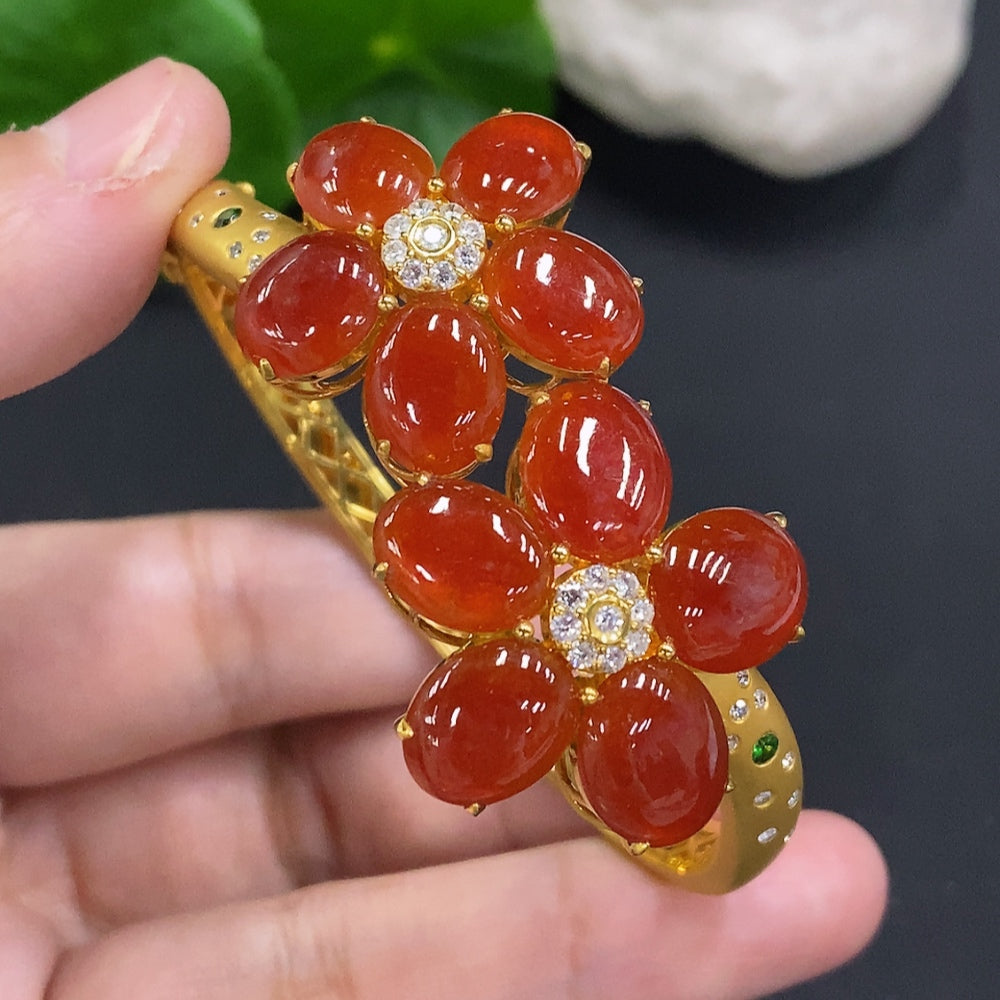 Huiliu HQ jadeite cabochon bracelet with colorless diamond accents, featuring smooth green jade stones and sparkling diamonds.