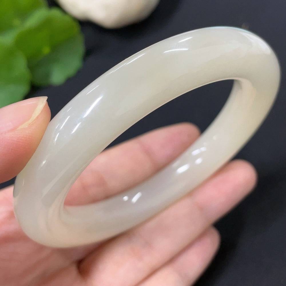 Round Hetian jade bangle by HUILIU HQ, 58.3mm size, smooth surface, natural green hue, weighs approx. 74.7g.