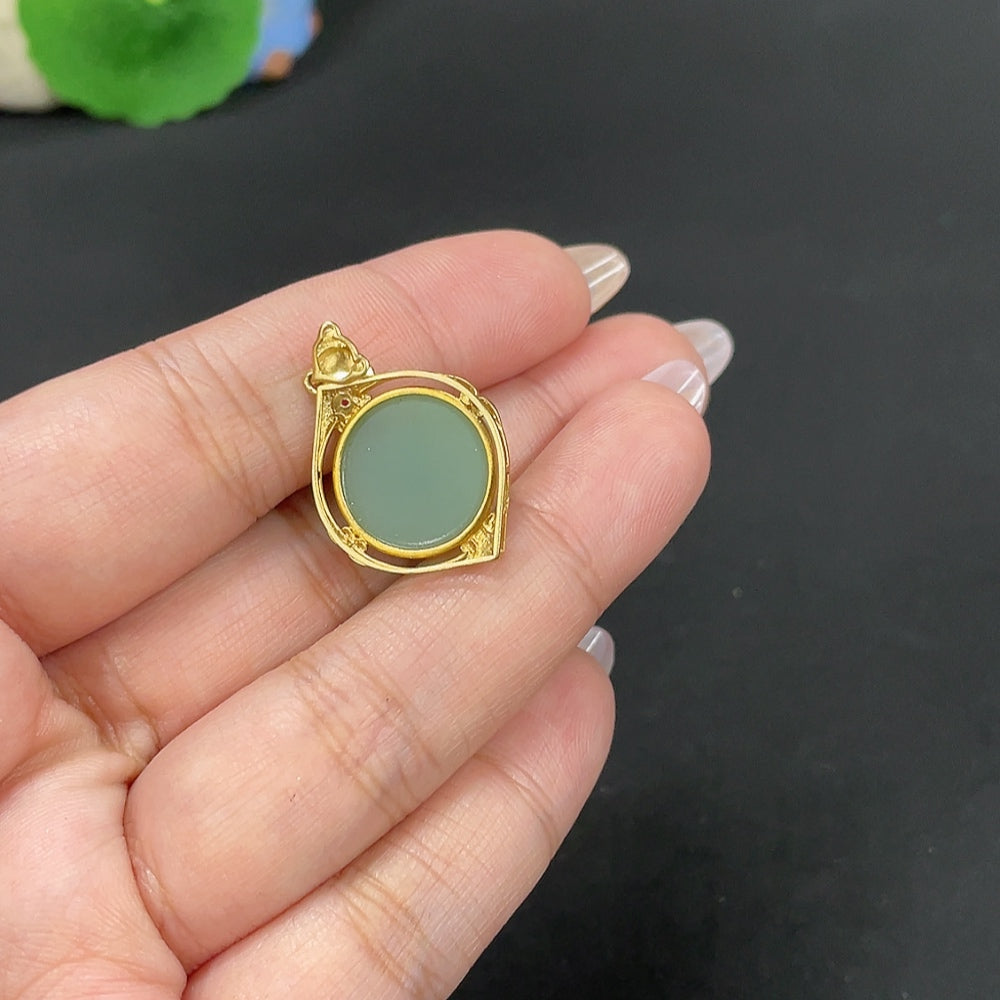 Hetian Jade Jasper Inlaid Pendant, 18k Gold, Total Weight Approximately 5.2g