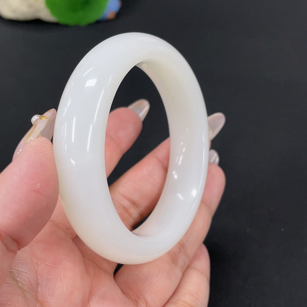 Huiliu certified Hetian jade round bracelet featuring smooth, polished jade beads on a flexible string for elegant wear.