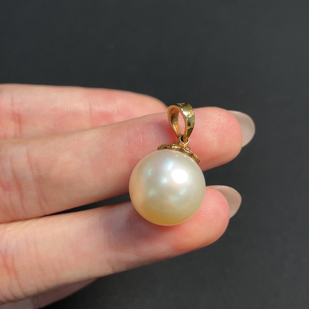 HKHQ seawater pearl pendant with 14.4mm pearl, 18K gold color, non-diamond, about 5.59g, natural undetermined origin.