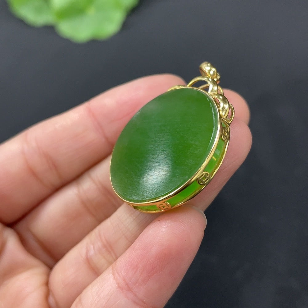 Hetian Jade Jasper inlaid pendant with 18k gold setting, plain design, weighs approximately 8.1g, by HUILIU HQ.