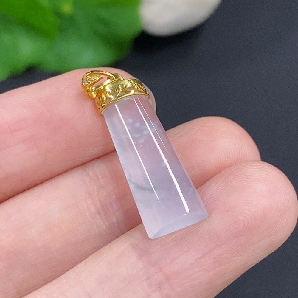HKHQ jadeite plain pendant with 18k gold clasp, small natural jade piece, lightweight 1.8g, no diamonds, natural origin not visible