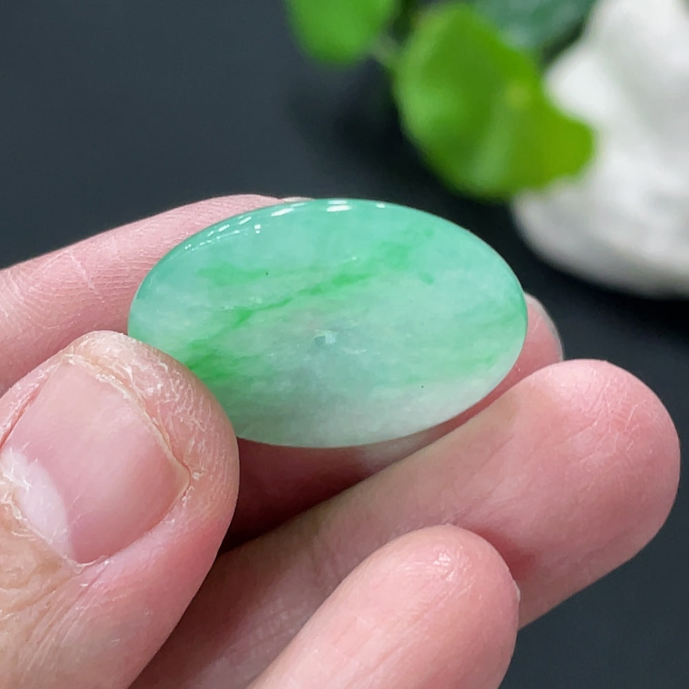 Jadeite Peace Knot pendant from HUILIU HQ, featuring a polished jade jadeite design with a delicate knot shape, weighs approximately 5.4g.