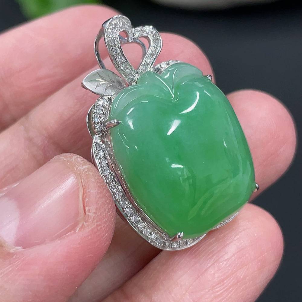 HUILIU HQ jadeite apple pendant set with diamond accents, featuring a polished jadeite apple charm and sparkling diamond details.