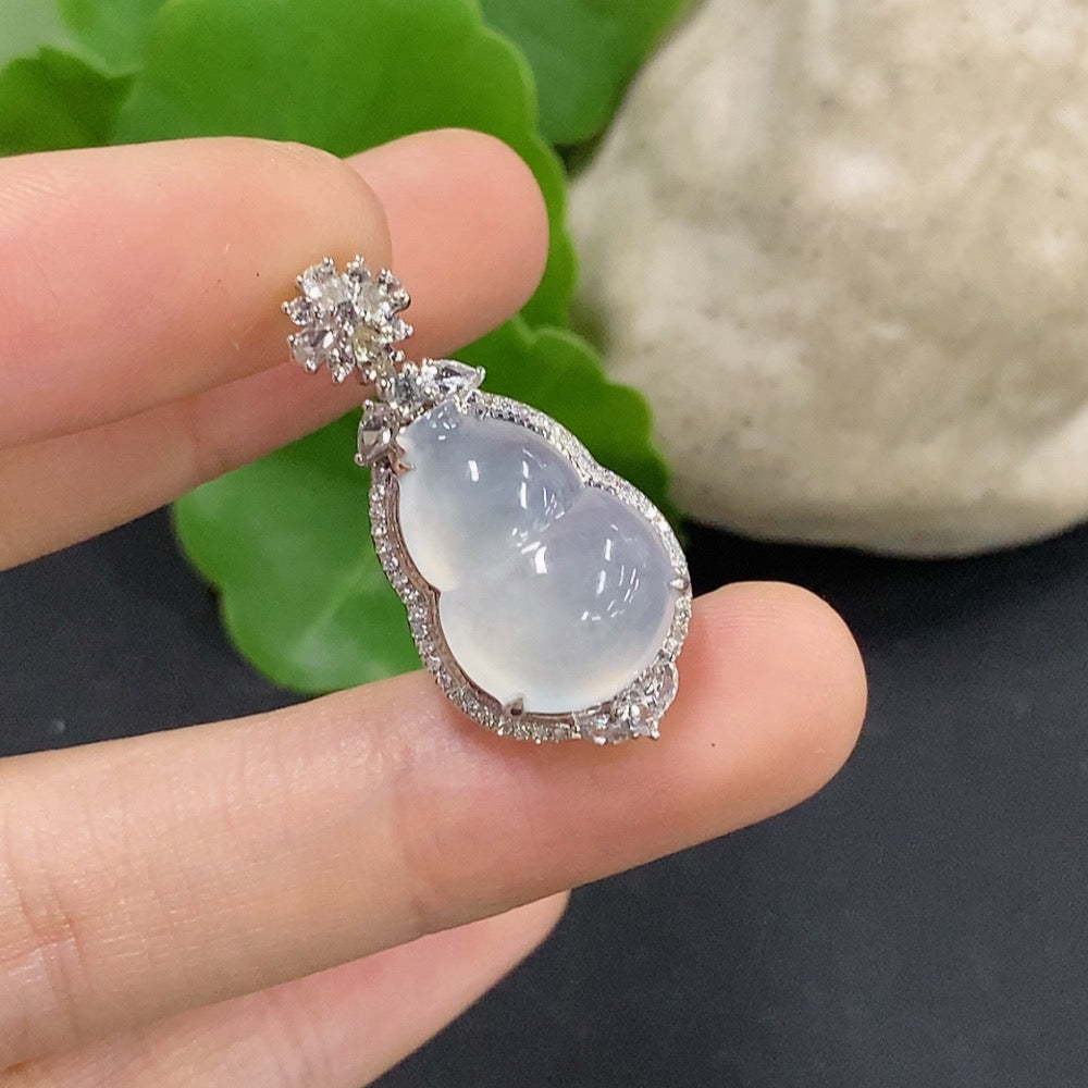 Jadeite Pendant Gourd 18K Gold Inlaid with Diamonds Only Minimum Total Weight Approx. 3.86g