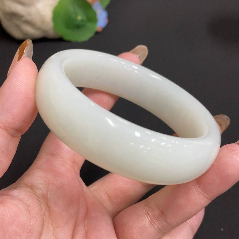 Hetian jade round bracelet by HUILIU HQ with a size of 60.9, weighing approximately 90.5g, featuring smooth, polished jade beads.