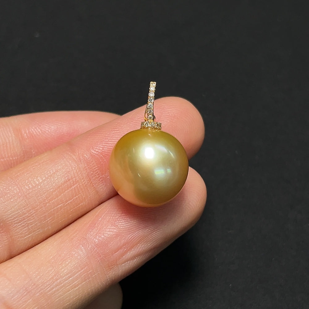 Saltwater Pearl Pendant 18K Gold with Diamond Accents