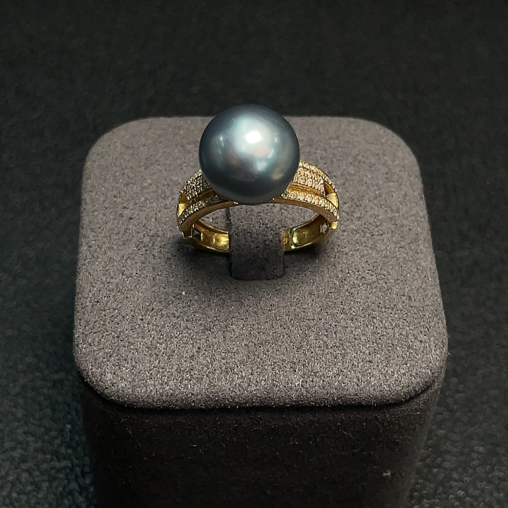 18K gold sea water pearl ring, color origin undetermined, set with diamonds, size 13, total weight approx. 5.50g, pearl approx. 11.1mm