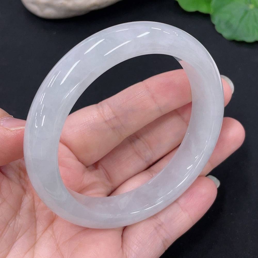 Huiliu certified jadeite round bangle with smooth, polished surface and vibrant green color, showcasing elegant craftsmanship.